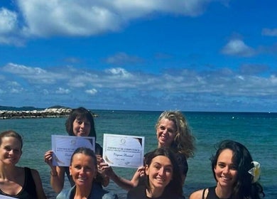 Groupe tenant des diplômes sur la plage à A Temps Moi, Hyères, Provence-alpes-côte D'azur, FR.