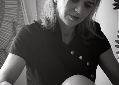 Professionnelle de beauté à A Temps Moi, Hyères, Provence-alpes-côte D'azur, FR, offrant un soin visage.