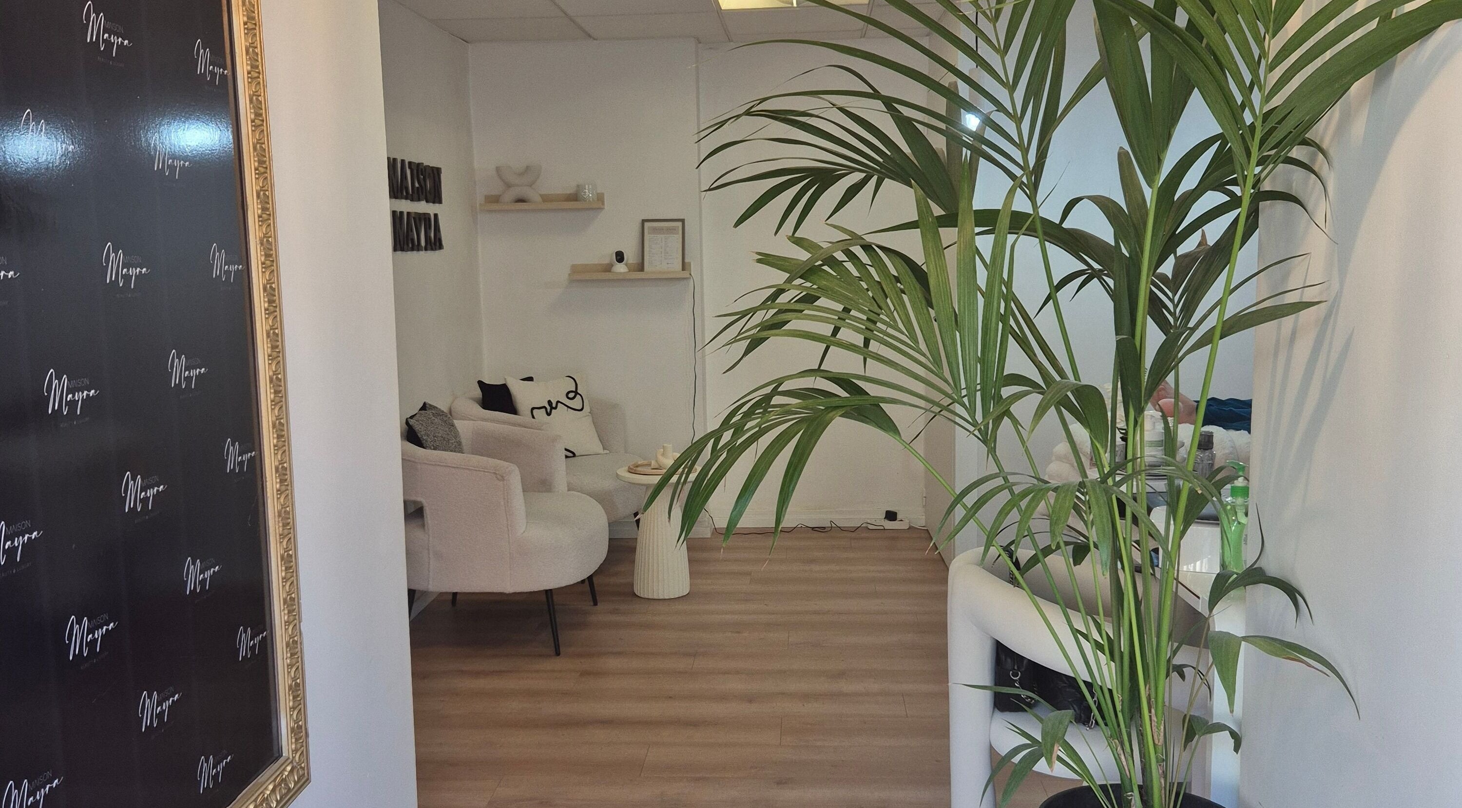 Salon moderne et accueillant à A Temps Moi, Hyères, Provence-alpes-côte D'azur, FR, avec décor élégant.