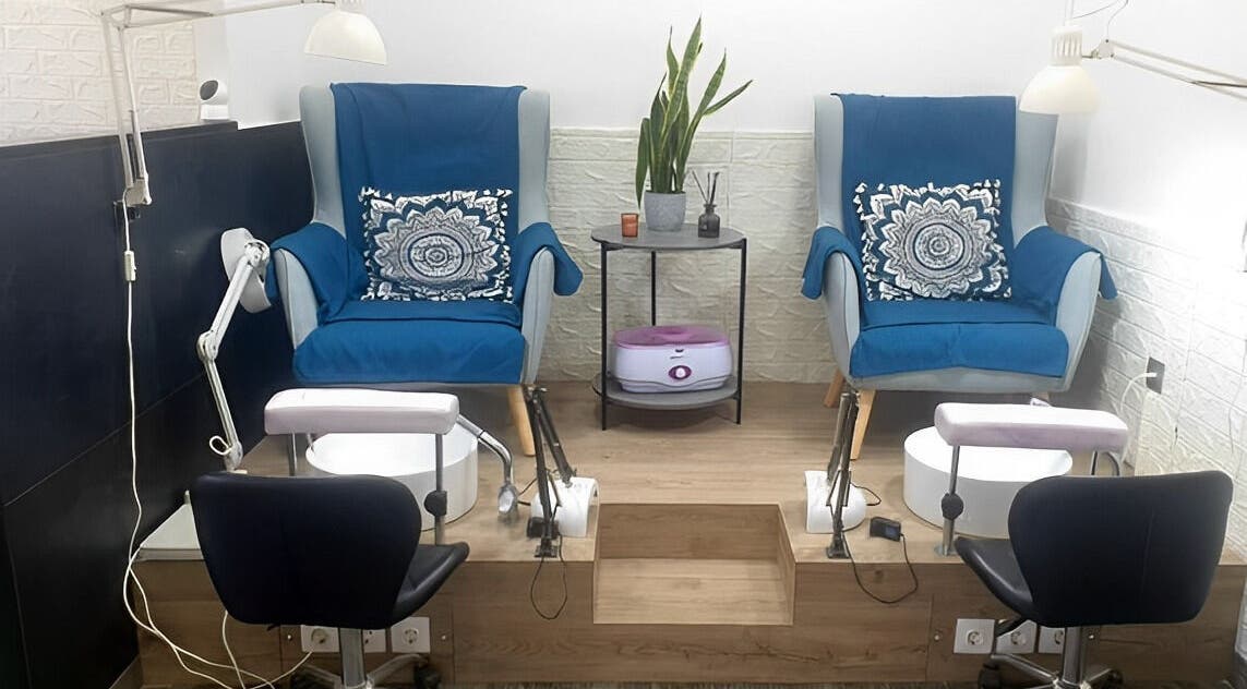 Κομψό σαλόνι περιποίησης στο De'za.Art Nails And More, Περιστέρι, GR με μπλε πολυθρόνες και διακριτική διακόσμηση.