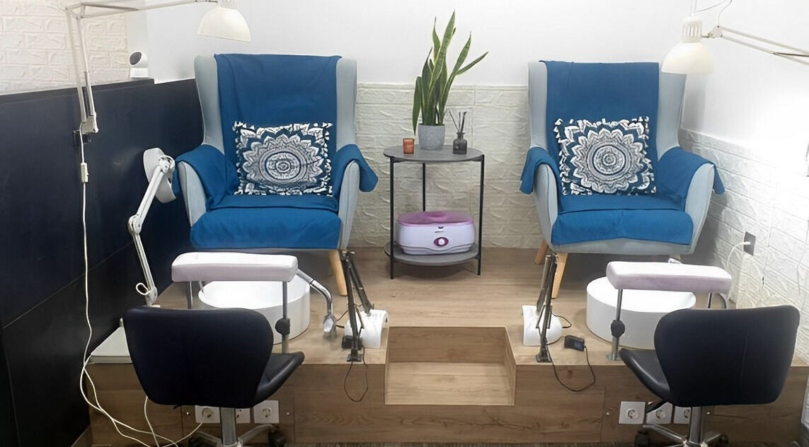 Κομψό σαλόνι περιποίησης στο De'za.Art Nails And More, Περιστέρι, GR με μπλε πολυθρόνες και διακριτική διακόσμηση.