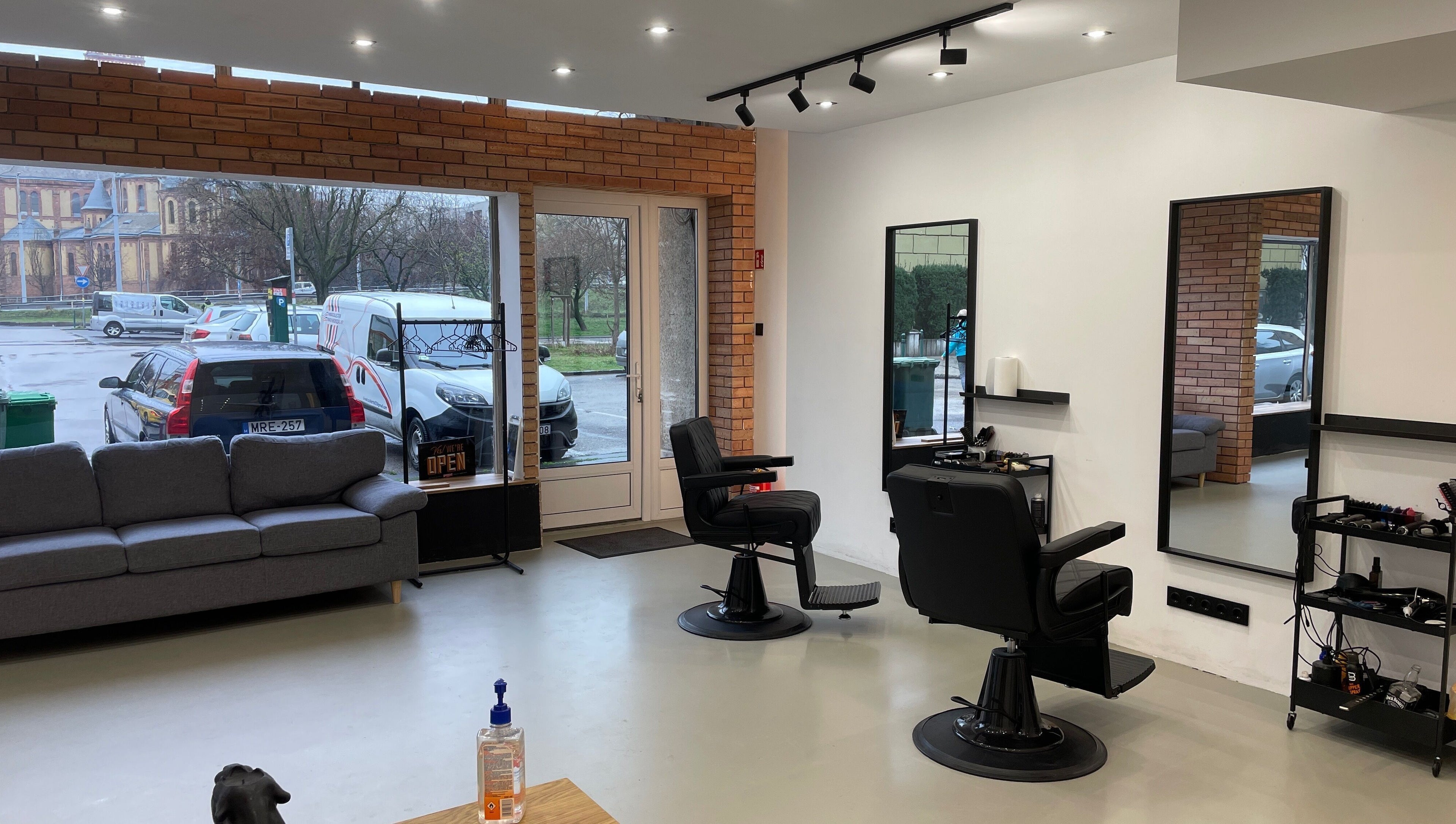 Stílusos belső tér Zsohar’s Barber Salonban, Budapest, Magyar, HU. Tágas és kényelmes elrendezés.