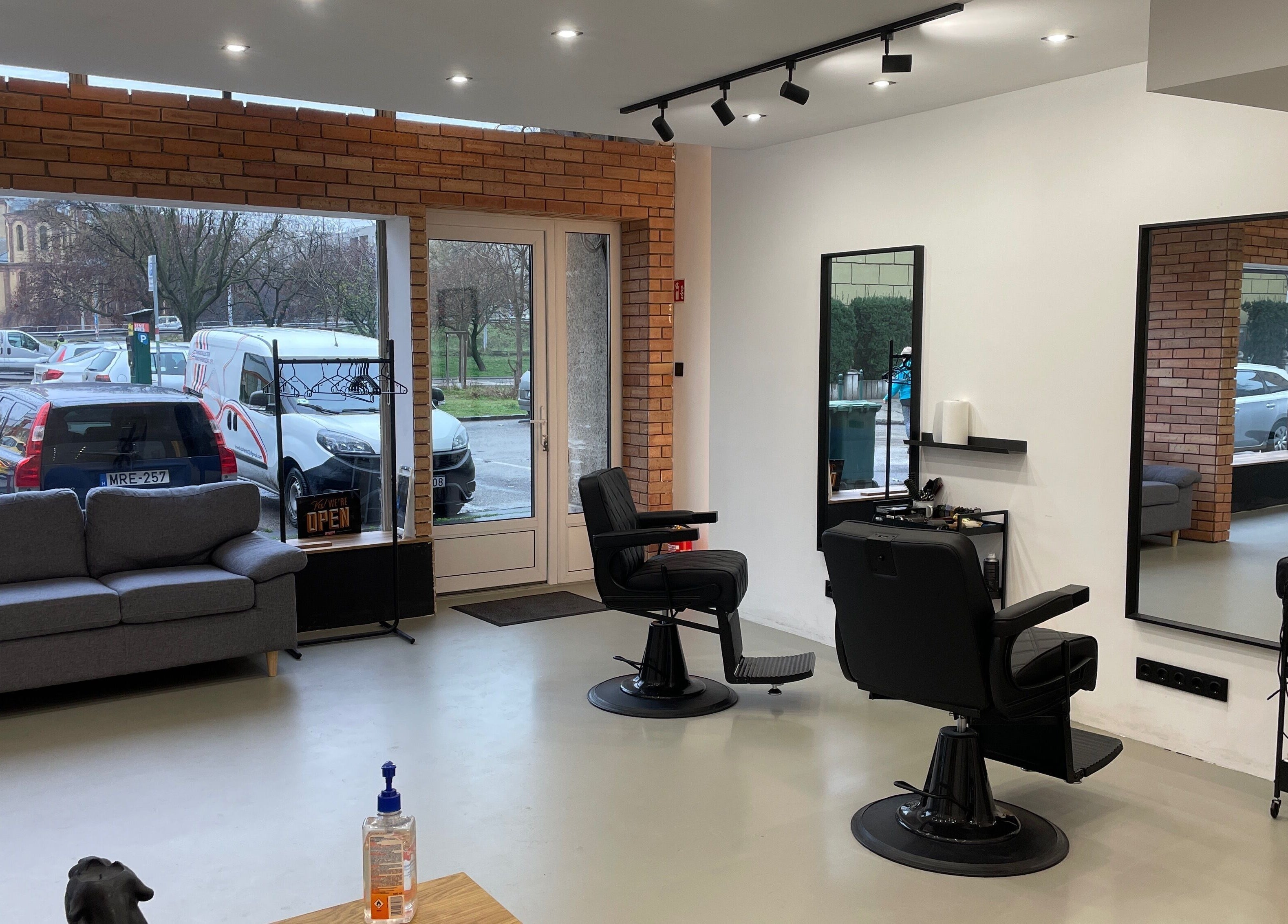 Stílusos belső tér Zsohar’s Barber Salonban, Budapest, Magyar, HU. Tágas és kényelmes elrendezés.