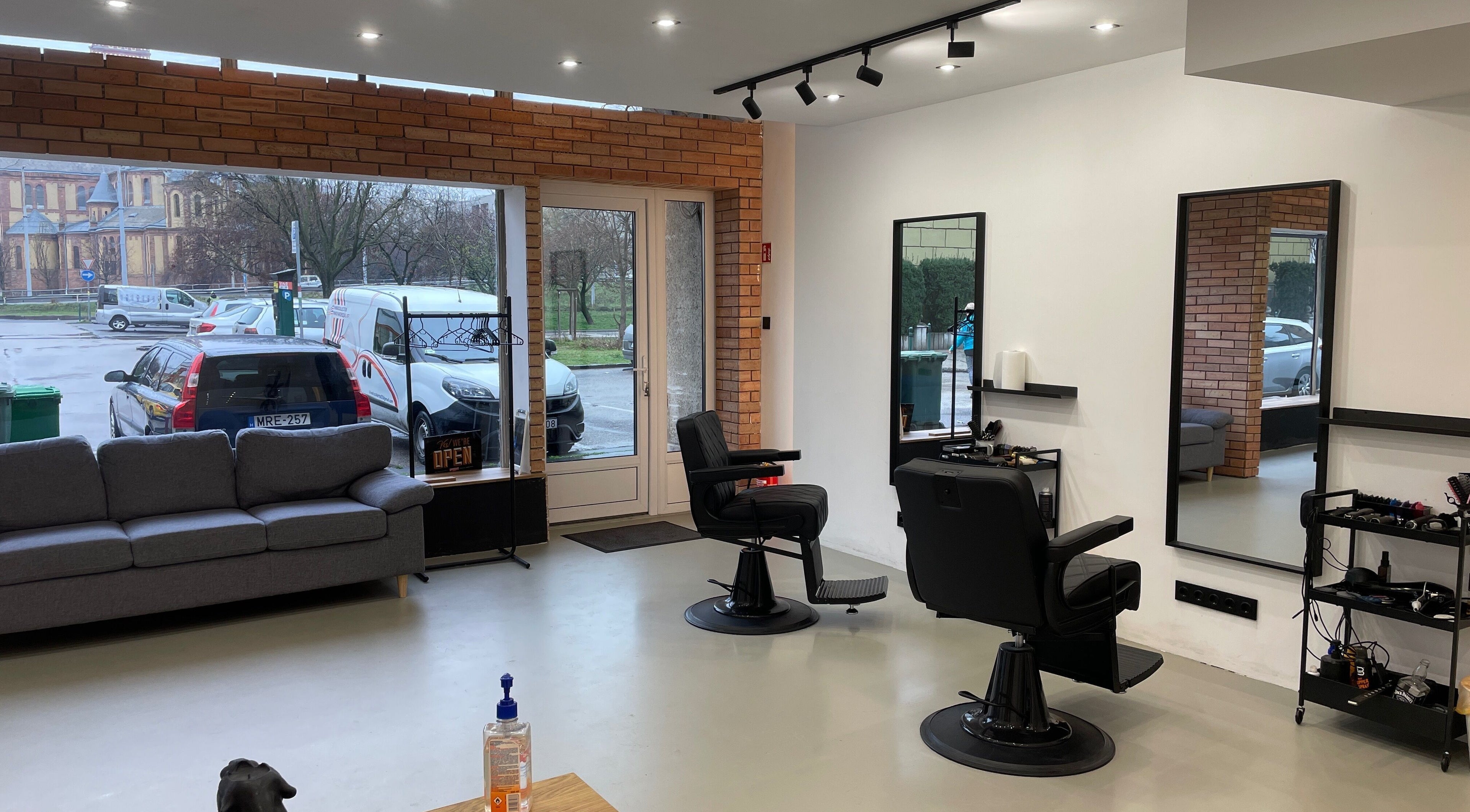 Stílusos belső tér Zsohar’s Barber Salonban, Budapest, Magyar, HU. Tágas és kényelmes elrendezés.