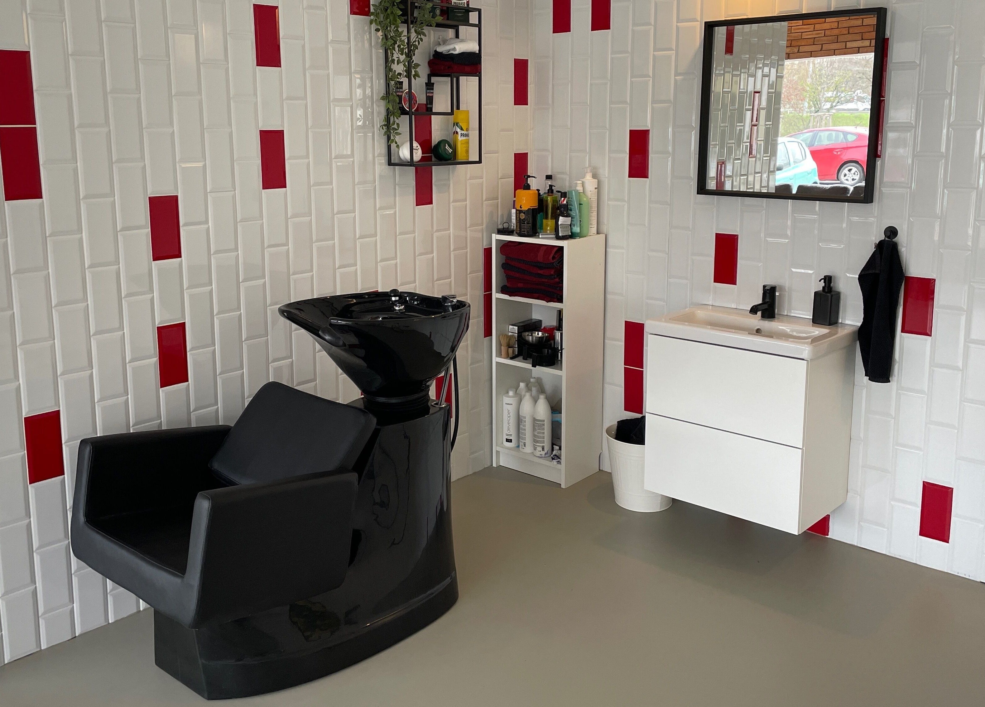 Stílusos hajmosó állomás a Zsohar’s Barber Salon-ban, Budapest, Magyar, HU.