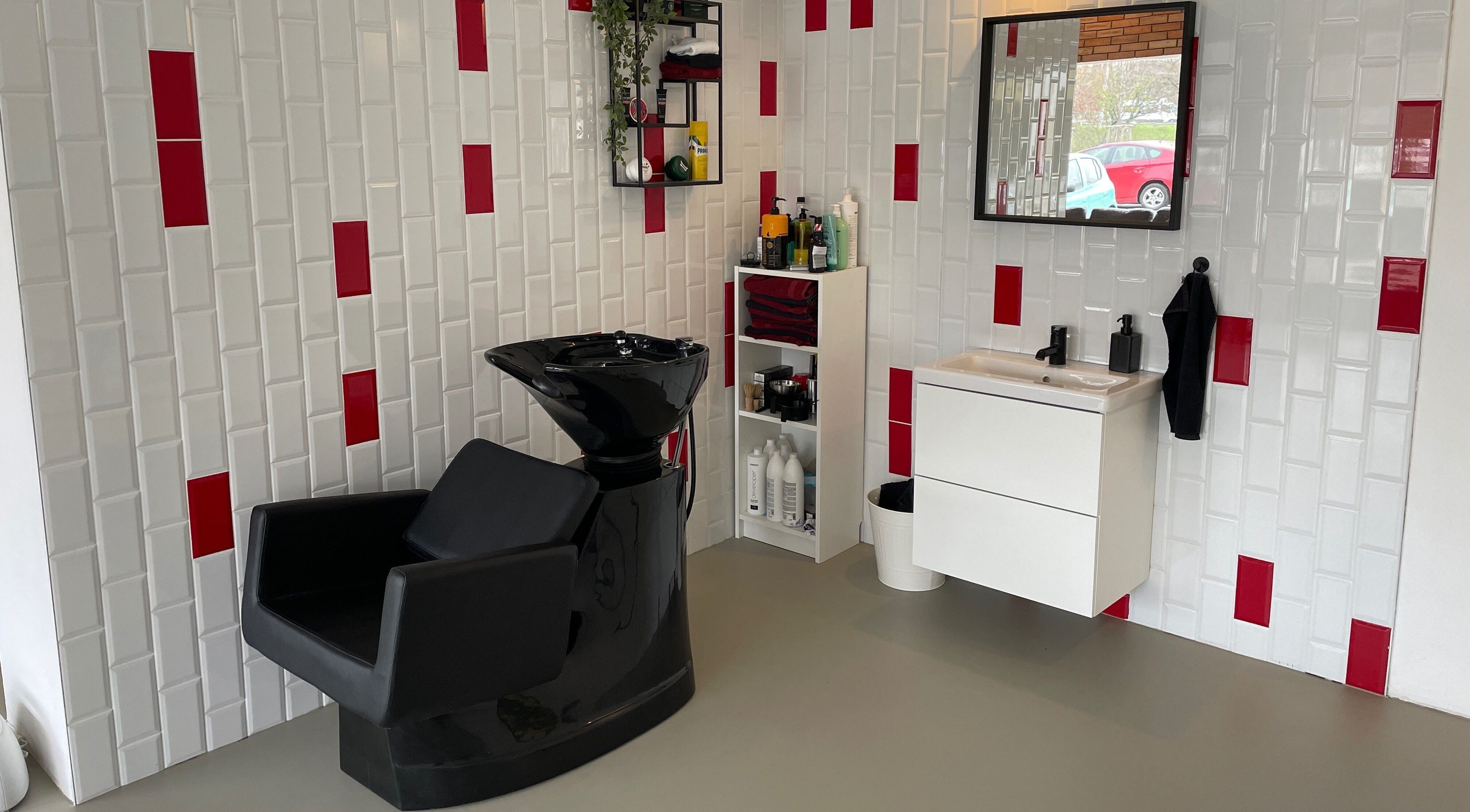 Stílusos hajmosó állomás a Zsohar’s Barber Salon-ban, Budapest, Magyar, HU.