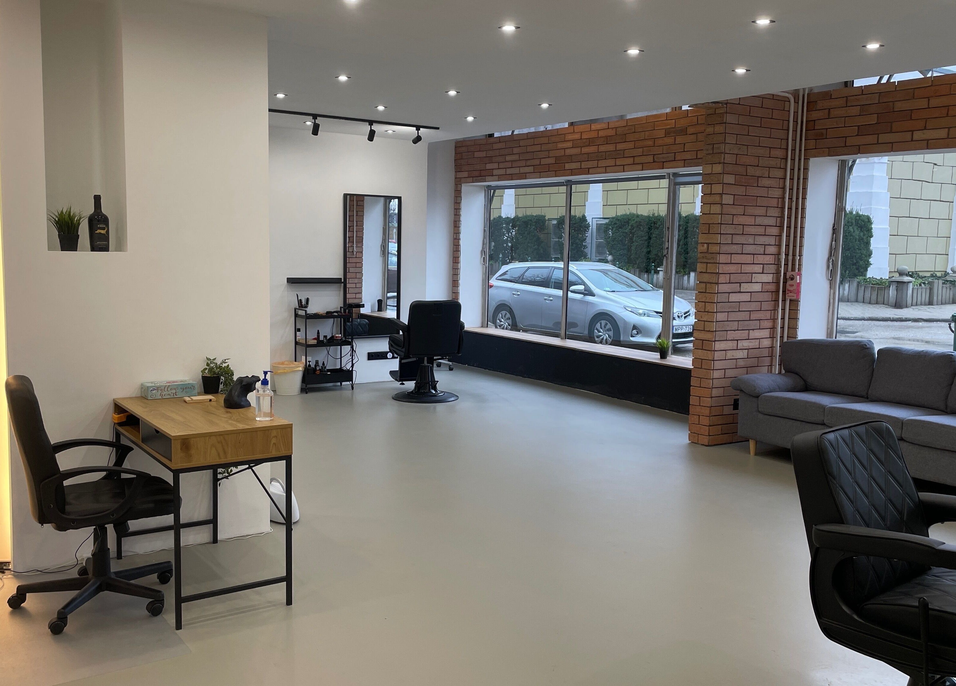 Zsohar’s Barber Salon belső tér Budapest, Magyar, HU, modern dizájnnal és kényelmes ülőhellyel.