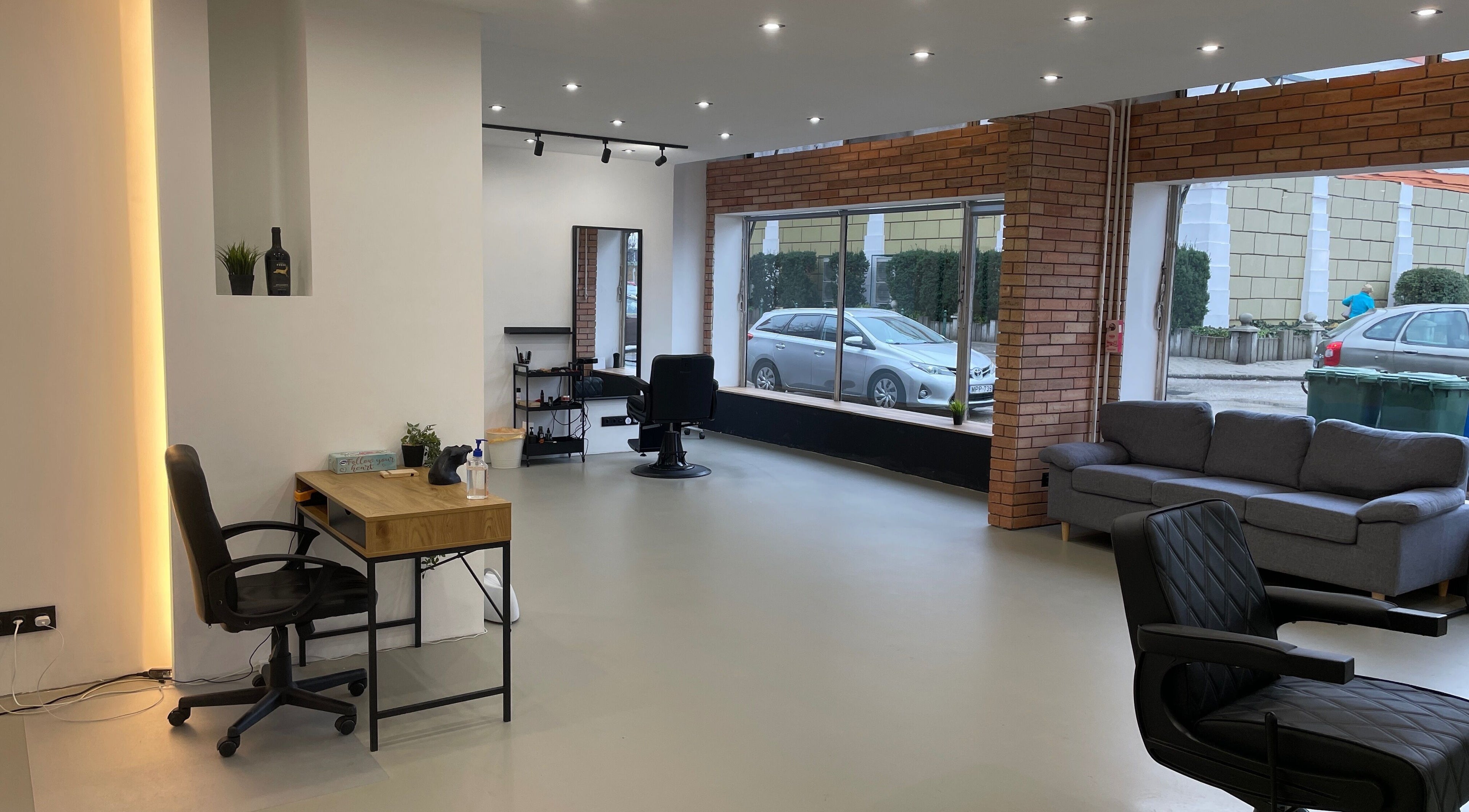 Zsohar’s Barber Salon belső tér Budapest, Magyar, HU, modern dizájnnal és kényelmes ülőhellyel.