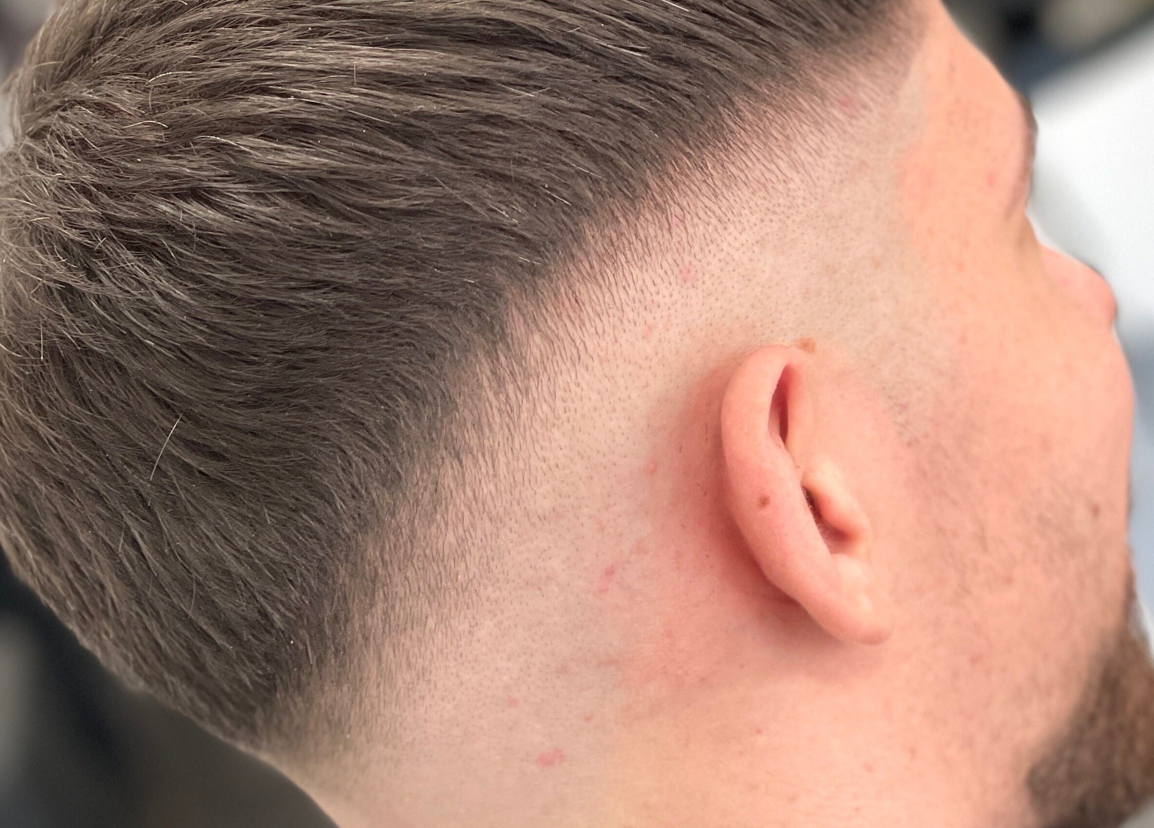 Modern hajvágás a Zsohar’s Barber Salon-ban, Budapest, Magyar, HU.