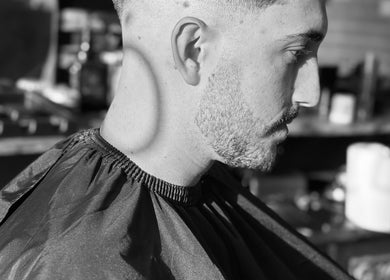 Barbeiro em ação na SALGUEIRO’S Barbearia, Geraz Do Lima (Santa Maria), Viana Do Castelo, PT.