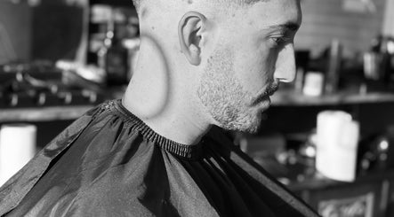 Barbeiro em ação na SALGUEIRO’S Barbearia, Geraz Do Lima (Santa Maria), Viana Do Castelo, PT.