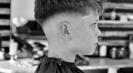 Corte de cabelo moderno para jovem em SALGUEIRO'S Barbearia, Geraz Do Lima, Viana Do Castelo, PT.