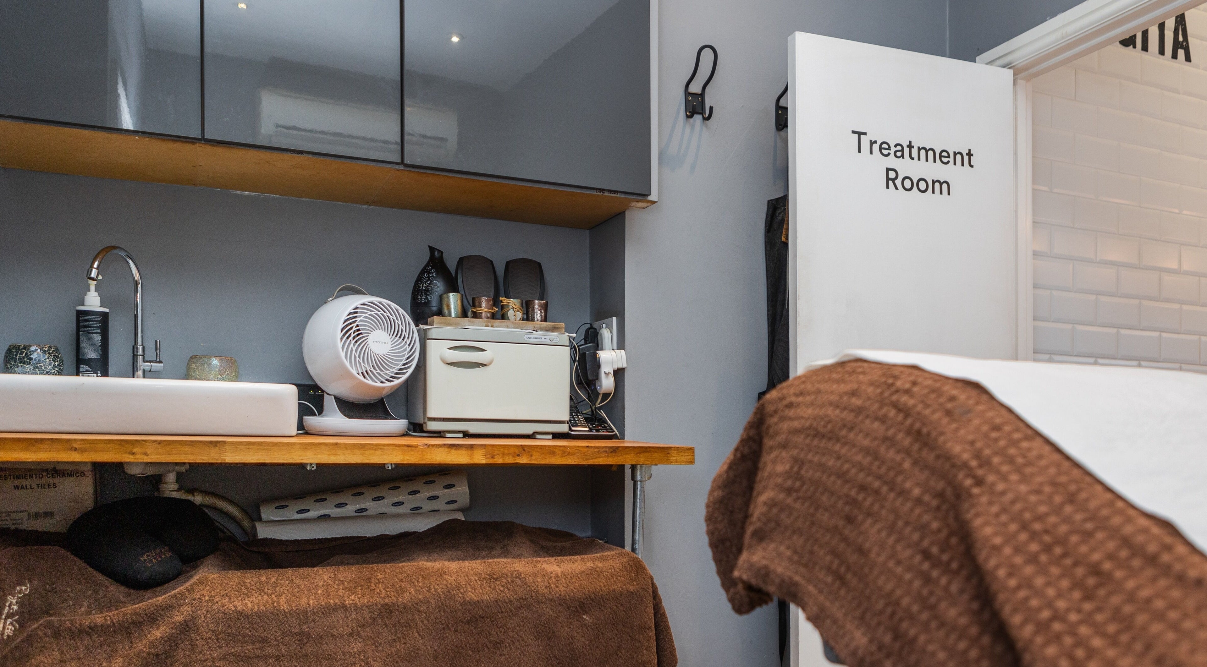 Cozy treatment room at Brigita Vather, London, England, GB featuring a tranquil setting.