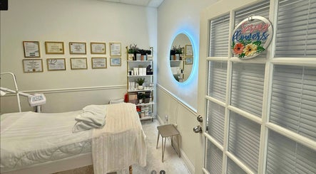 Tranquil treatment room at Piko’s Spa in Sarasota, Florida, US, featuring cozy bed and ambient lighting.