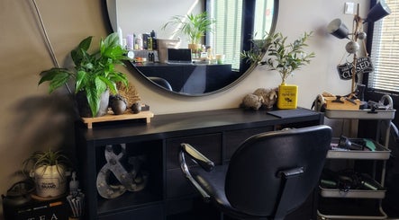 Stijlvolle kaptafel bij Knipsalon FreshScent by Mireille in Gameren, Gelderland, NL met planten en accessoires.