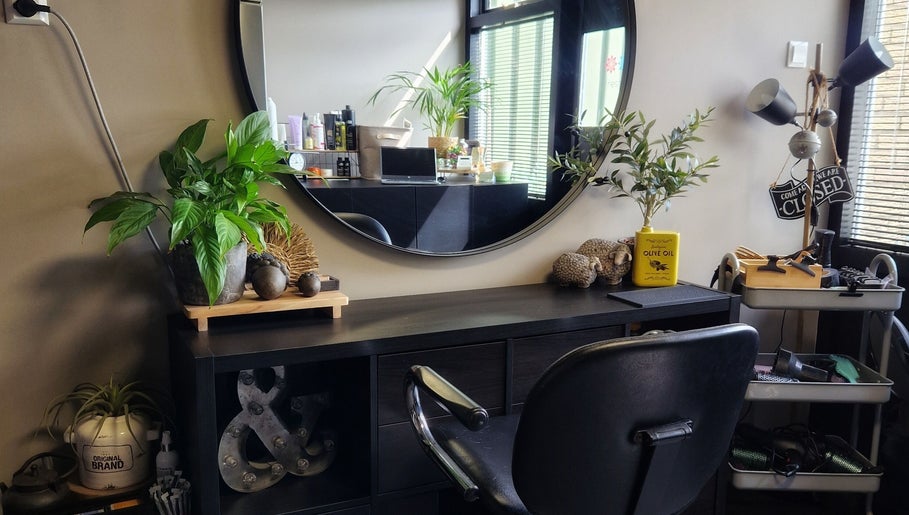 Stijlvolle salonhoek bij FreshScent by Mireille in Gameren, Gelderland, NL met spiegel en planten.