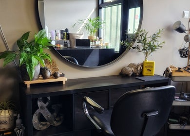 Stijlvolle salonhoek bij FreshScent by Mireille in Gameren, Gelderland, NL met spiegel en planten.