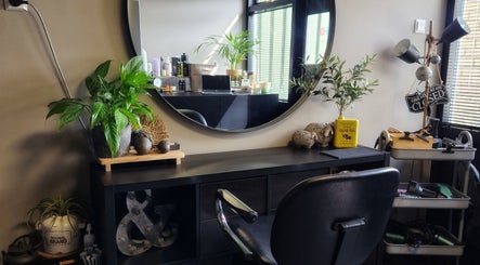 Stijlvolle salonhoek bij FreshScent by Mireille in Gameren, Gelderland, NL met spiegel en planten.