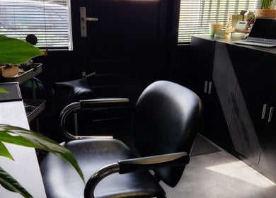 Moderne werkplek bij FreshScent by Mireille in Gameren, Gelderland, NL met laptop en planten.