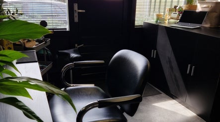 Moderne werkplek bij FreshScent by Mireille in Gameren, Gelderland, NL met laptop en planten.