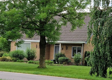 Rustieke gevel van FreshScent by Mireille in Gameren, Gelderland, NL, omgeven door groene tuin.