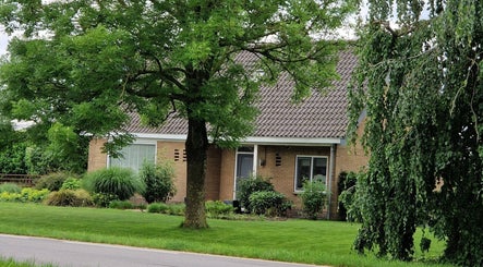 Kapsalon FreshScent by Mireille in Gameren, Gelderland, NL, omgeven door groen landschap.