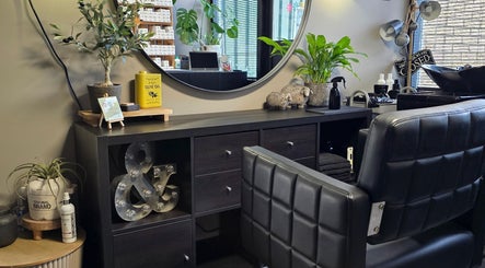 Interieur bij Kapsalon FreshScent by Mireille, Gameren, Gelderland, NL. Stijlvolle inrichting met planten en decor.