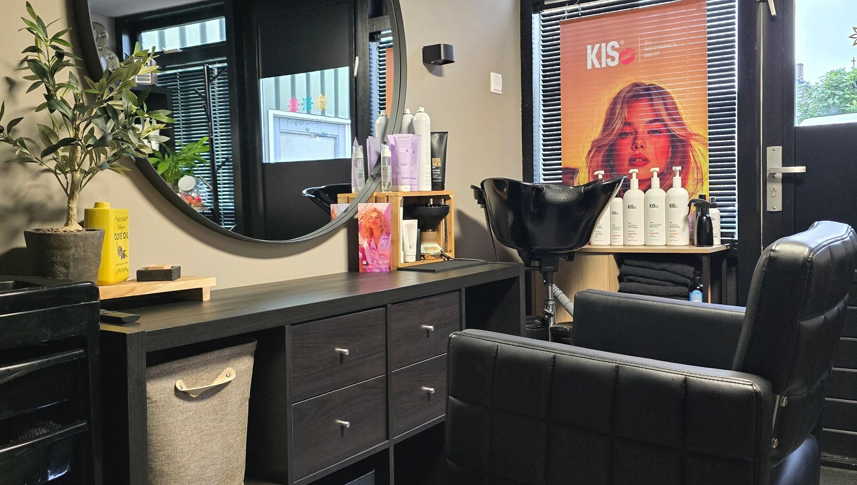 Interieur van Kapsalon FreshScent by Mireille in Gameren, Gelderland, NL met moderne stoel en spiegel.