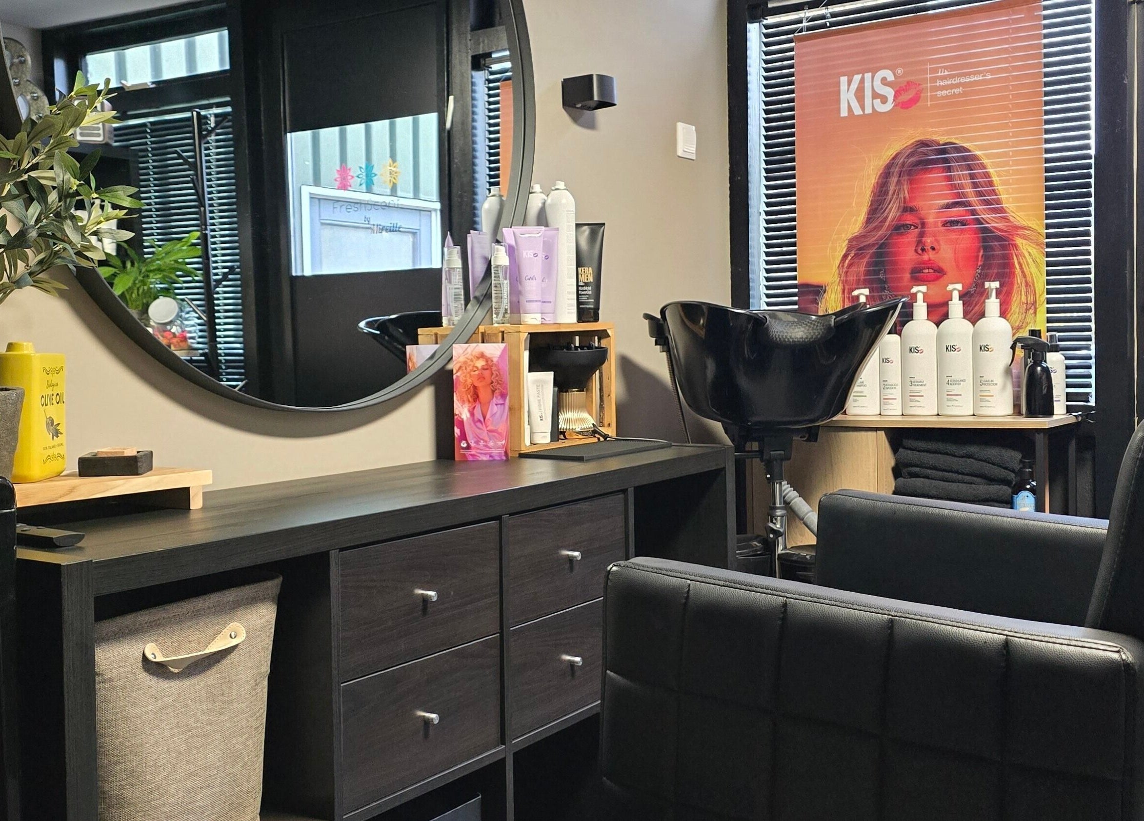 Interieur van Kapsalon FreshScent by Mireille in Gameren, Gelderland, NL met moderne stoel en spiegel.