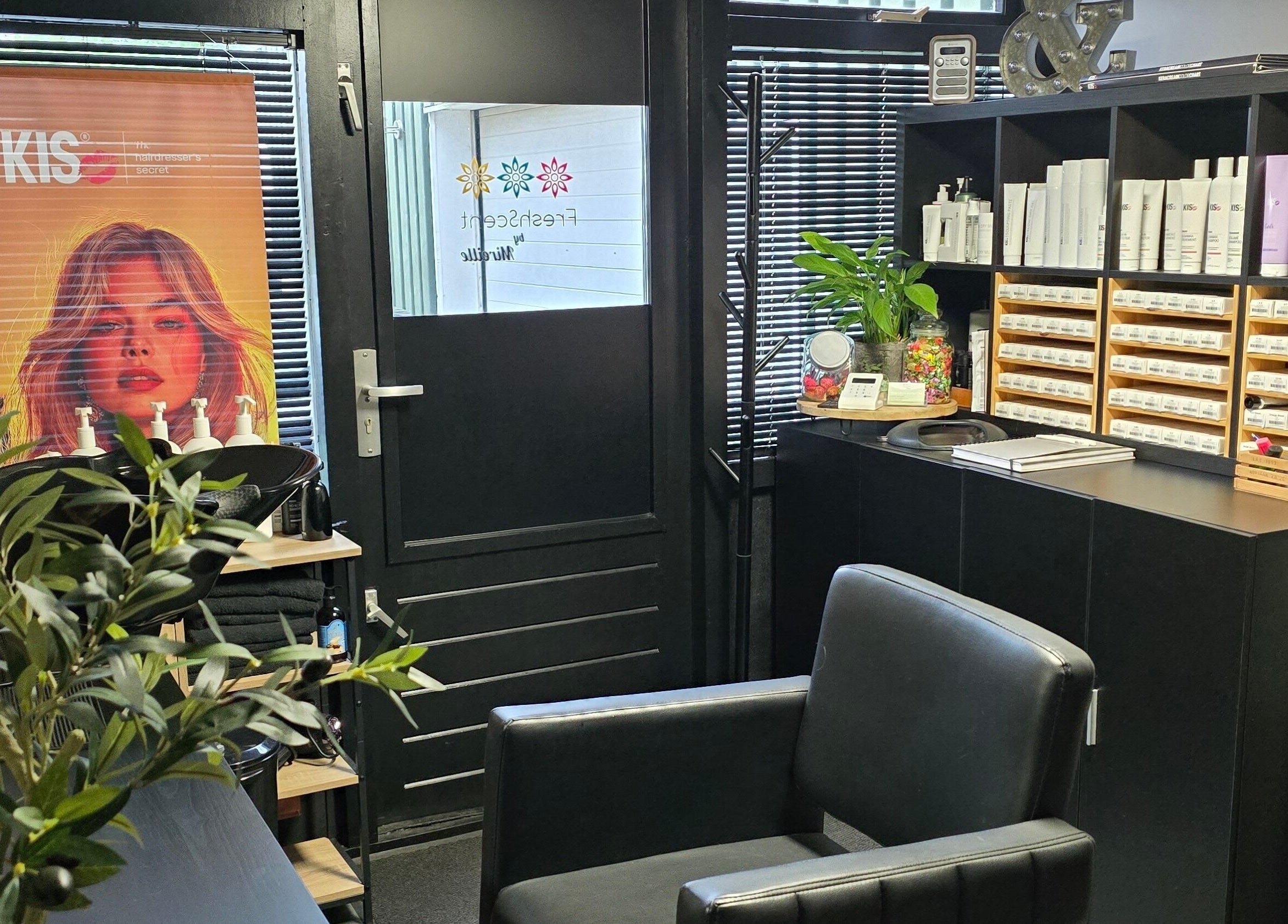 Interieur van Kapsalon FreshScent by Mireille in Gameren, Gelderland met stijlvolle inrichting en producten.