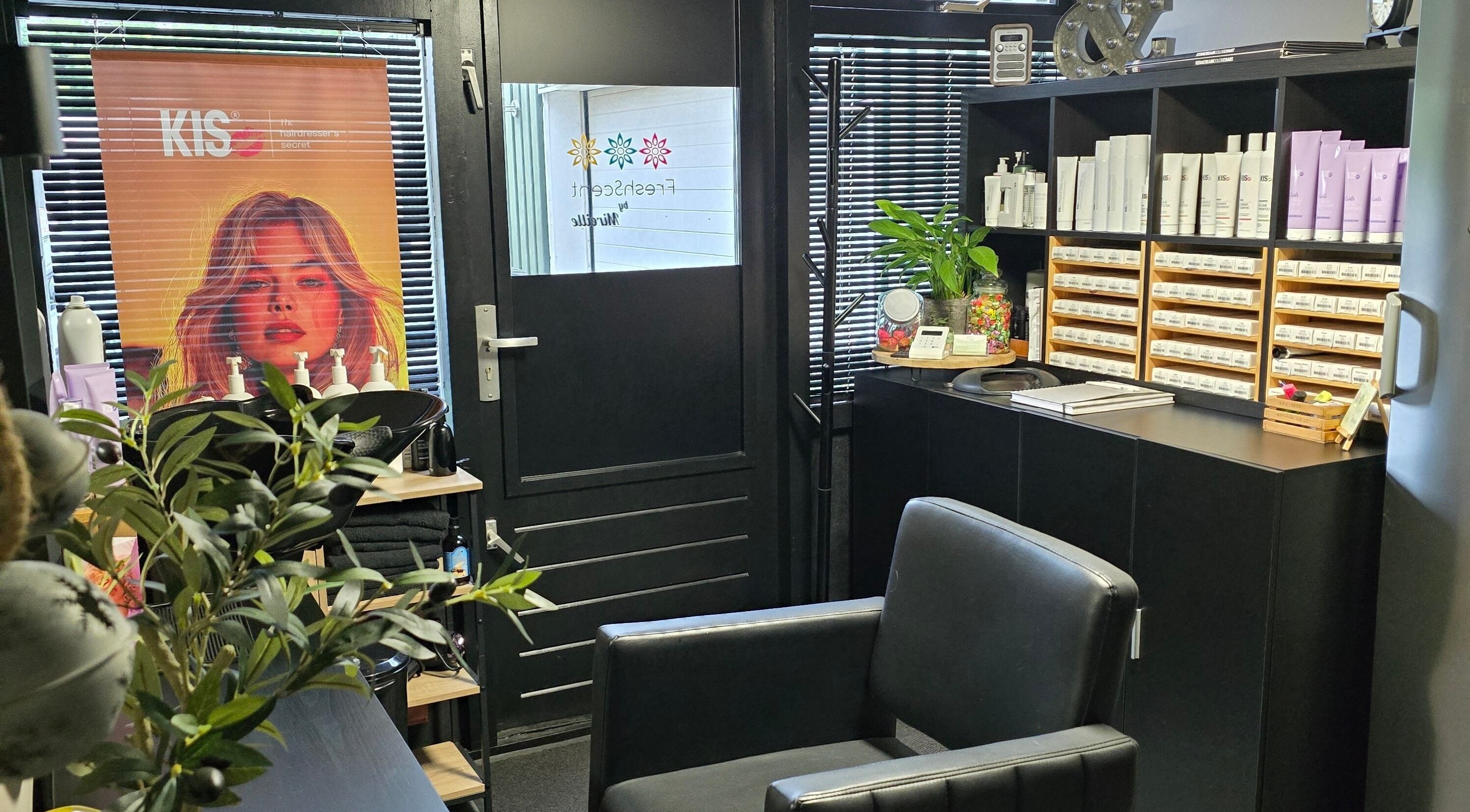 Interieur van Kapsalon FreshScent by Mireille in Gameren, Gelderland met stijlvolle inrichting en producten.