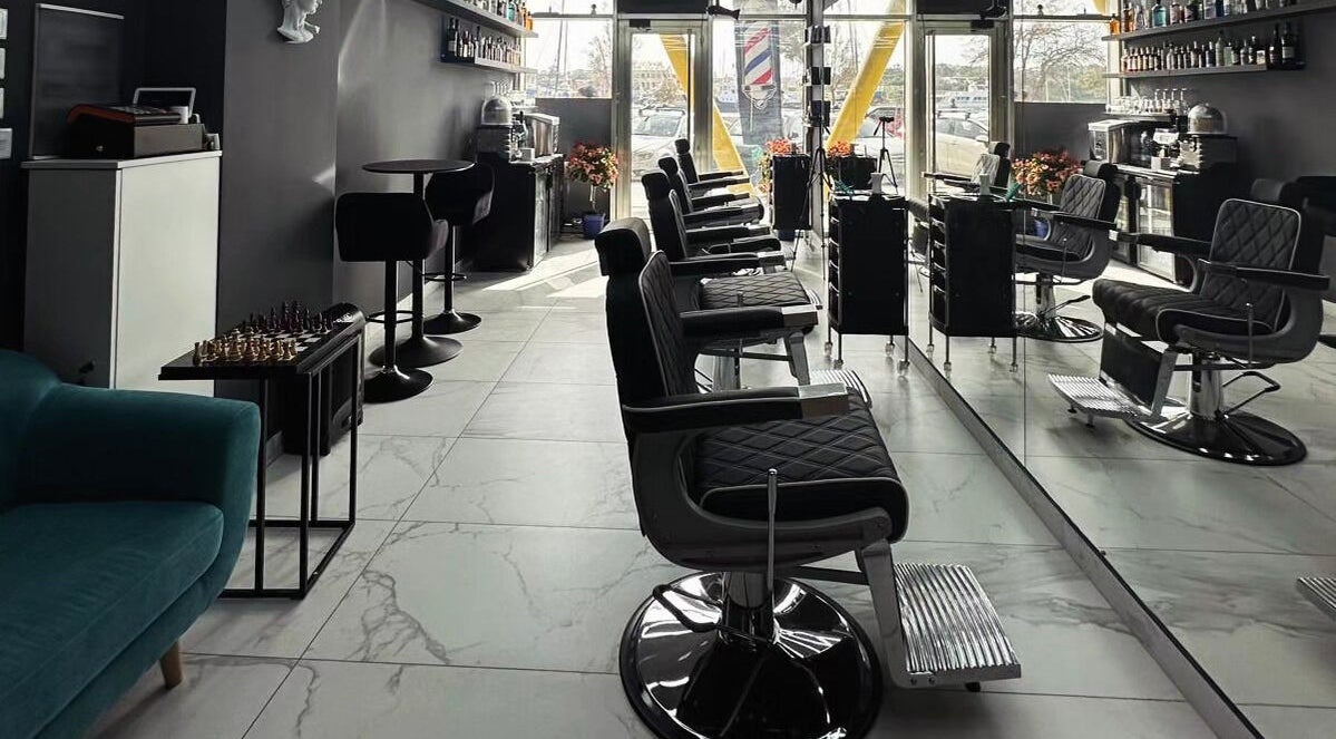 Chic barber chairs and mirrors at PLAN B | St. Paul’s (double tree by Hilton), San Pawl Il-baħar, MT.