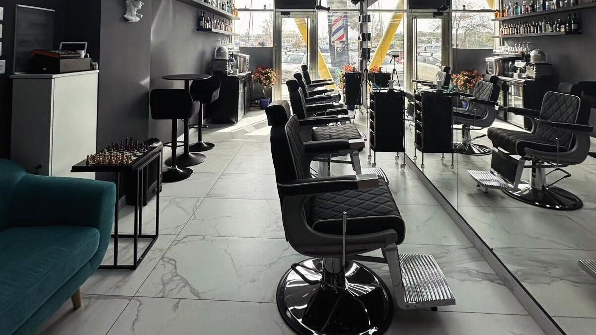 Chic barber chairs and mirrors at PLAN B | St. Paul’s (double tree by Hilton), San Pawl Il-baħar, MT.