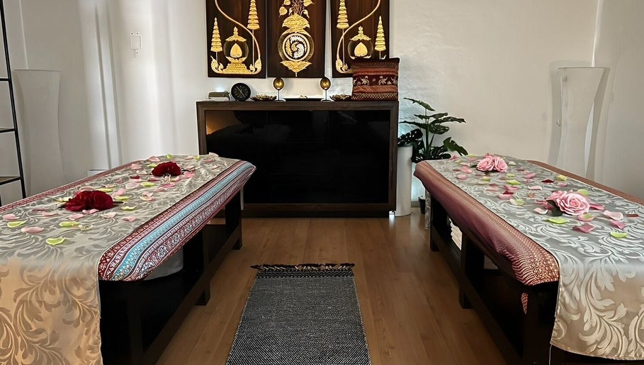 Ležajevi s cvjetovima u Su Kho Thai massage Rovinj, Rovinj, Istarska Županija, HR.