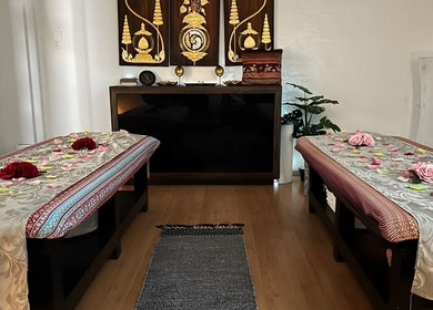 Ležajevi s cvjetovima u Su Kho Thai massage Rovinj, Rovinj, Istarska Županija, HR.