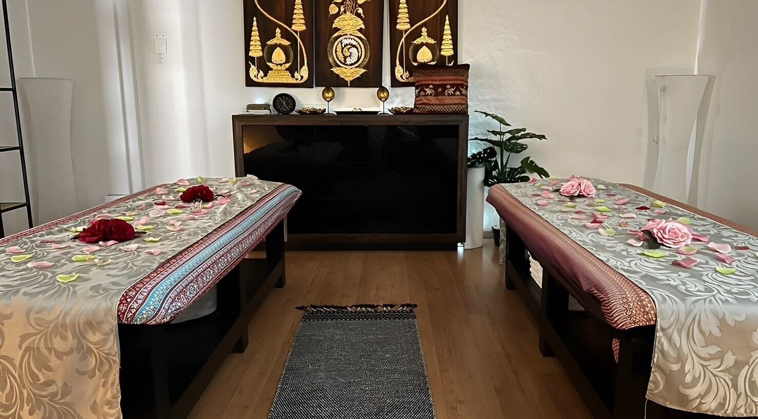 Ležajevi s cvjetovima u Su Kho Thai massage Rovinj, Rovinj, Istarska Županija, HR.