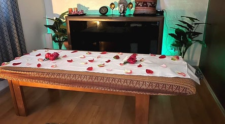 Masažni stol prekriven laticama ruža u Su Kho Thai massage Rovinj, Rovinj, Istarska Županija, HR.