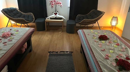 Opustite se u Su Kho Thai massage Rovinj, Istarska Županija, HR. Prostor s romantičnim dekorom i udobnim ležajevima.