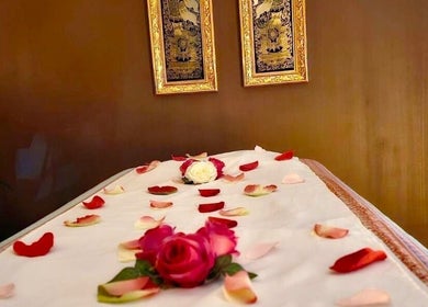 Masažni stol prekriven ružinim laticama u Su Kho Thai massage Rovinj, Rovinj, Istarska Županija, HR.