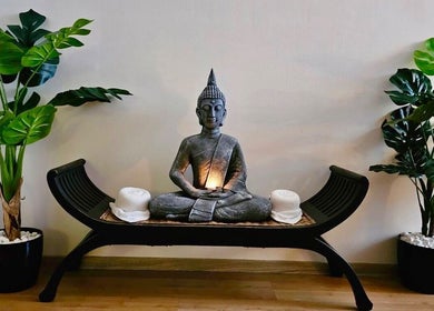 Buddha kip i biljke u Su Kho Thai massage Rovinj, Rovinj, Istarska Županija, HR stvaraju mirnu atmosferu.