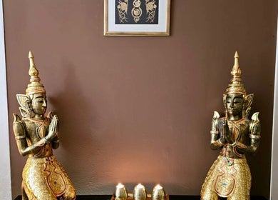 Zlatne skulpture na ulazu u Su Kho Thai massage Rovinj, Rovinj, Istarska Županija, HR.