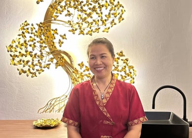 Osoblje Su Kho Thai massage Rovinj pozira ispred zlatnog dekorativnog stabla, Rovinj, Istarska Županija, HR.