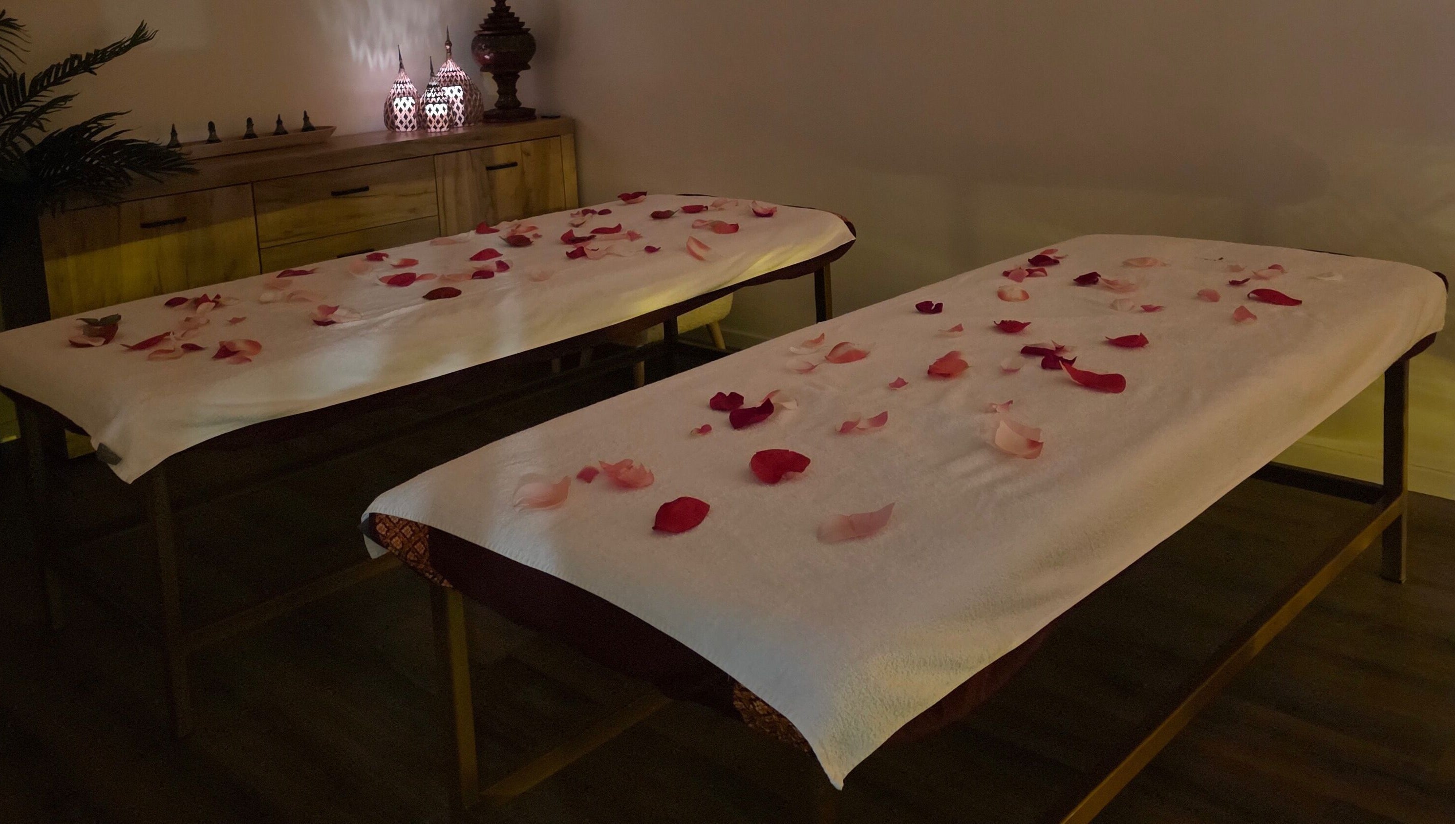 Klasična masažna soba s laticama u Sawasdee Thai Massage Labin, Labin, Istarska Županija, HR.