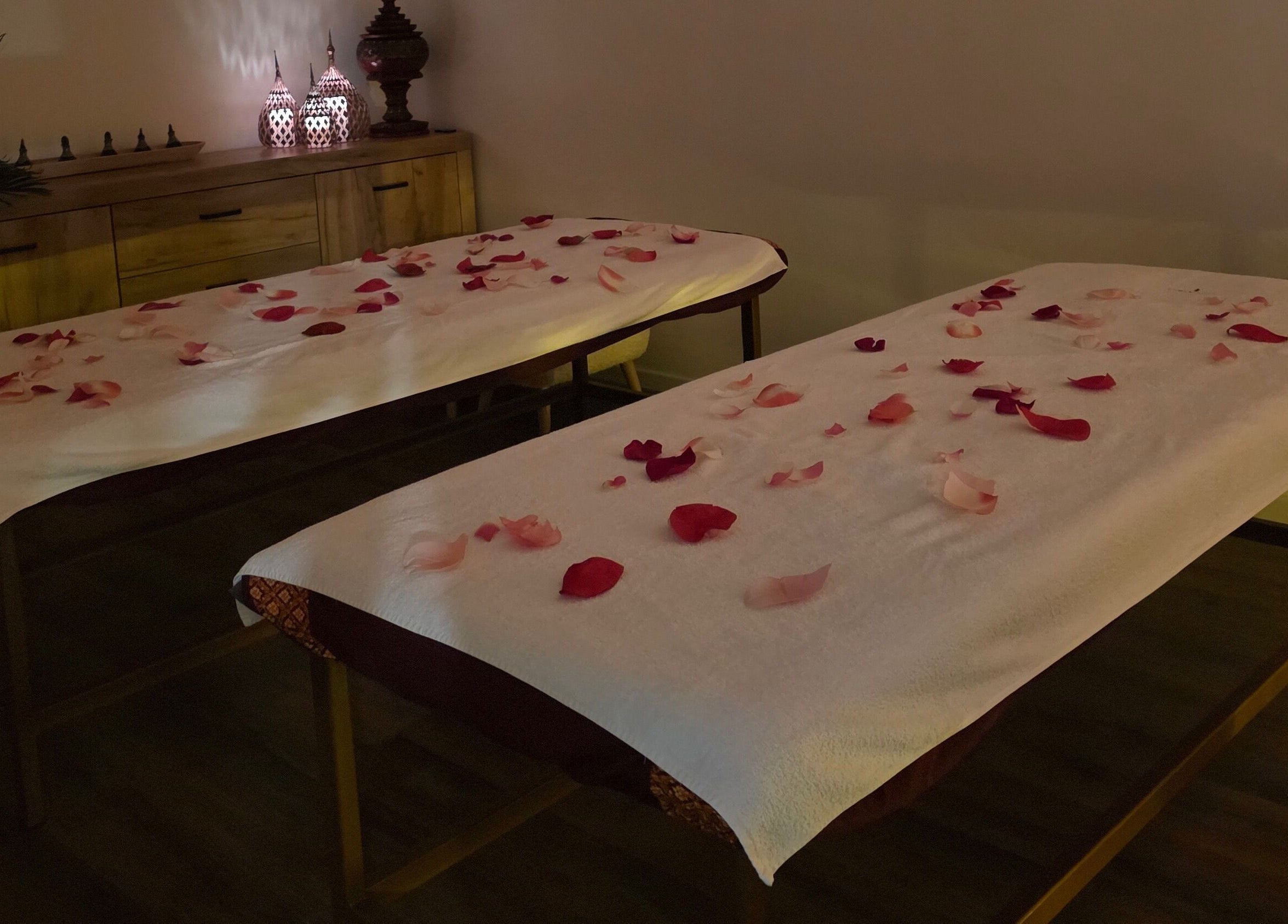 Klasična masažna soba s laticama u Sawasdee Thai Massage Labin, Labin, Istarska Županija, HR.