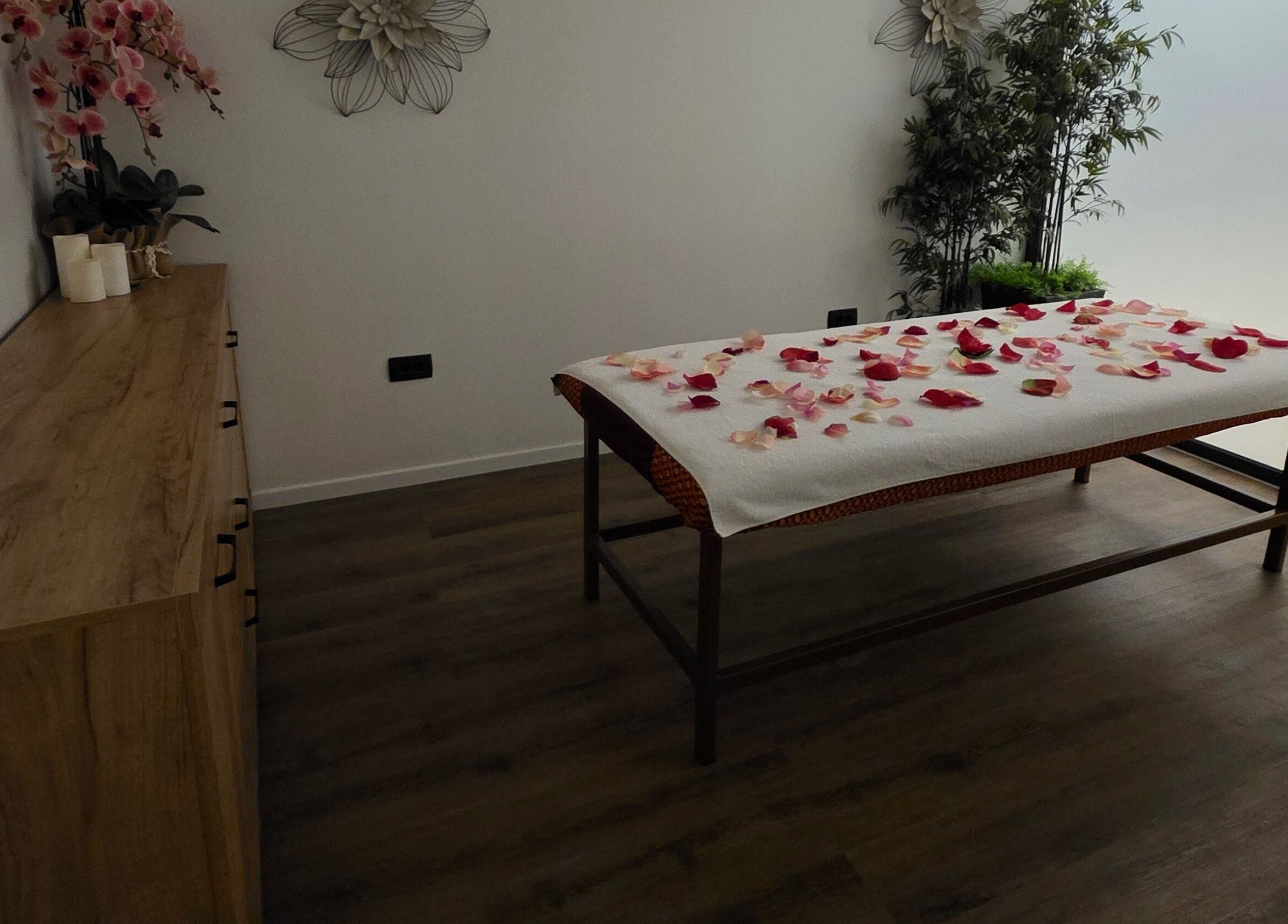 Opustajuća soba s cvjetnim laticama u Sawasdee thai massage Labin, Labin, Istarska Županija, HR.