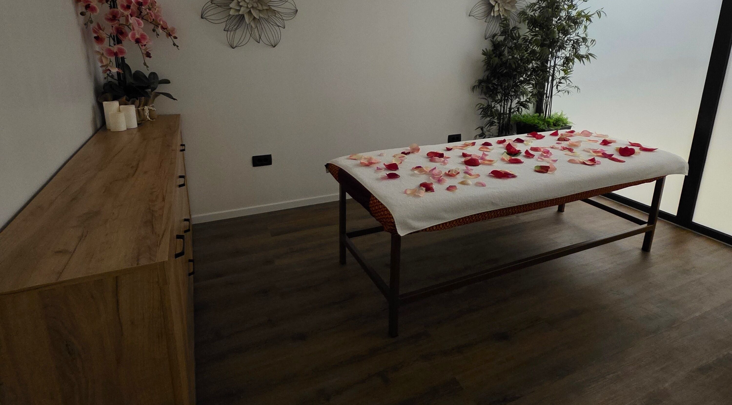 Opustajuća soba s cvjetnim laticama u Sawasdee thai massage Labin, Labin, Istarska Županija, HR.