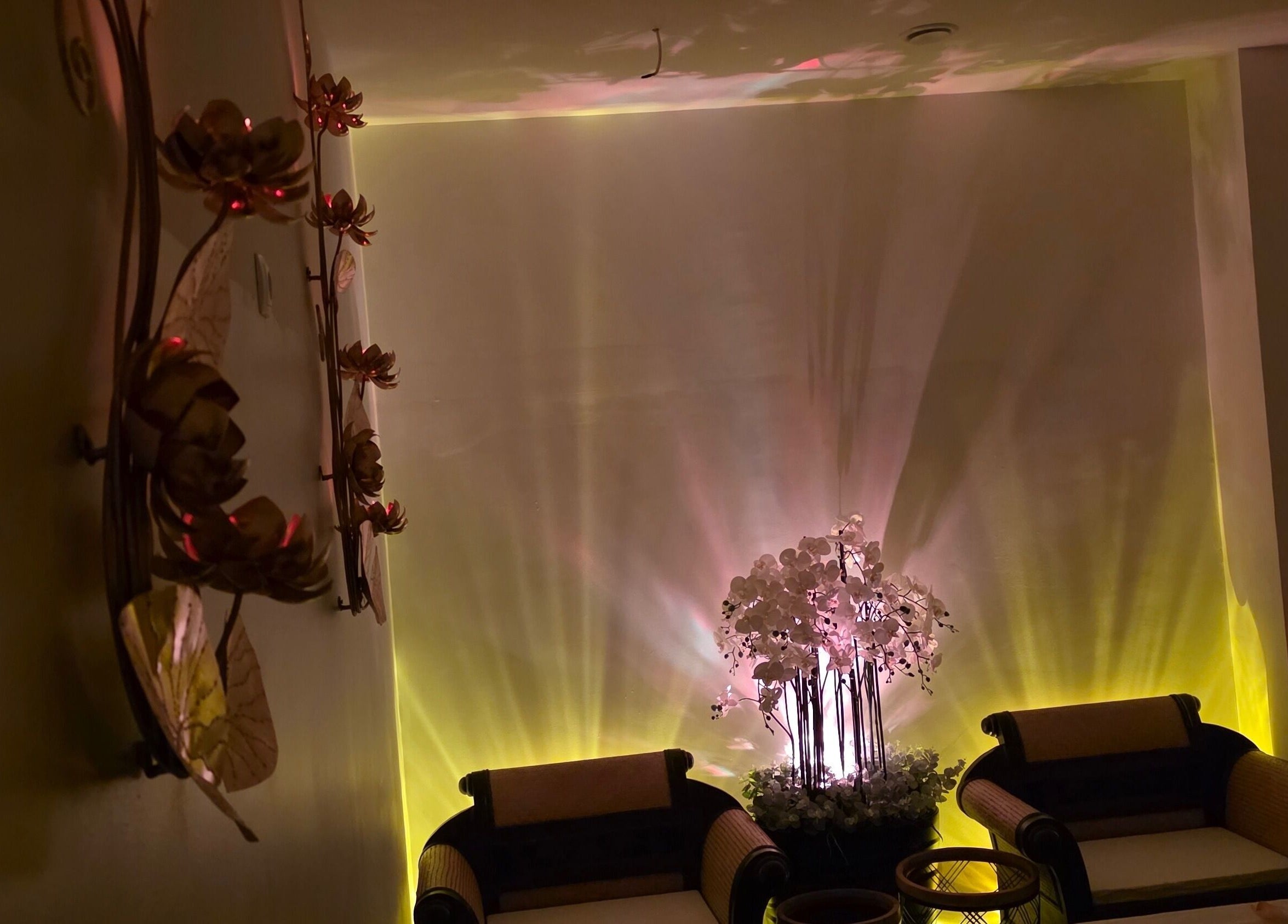 Opustite se u smirujućem ambijentu Sawasdee Thai Massage Labin, Labin, Istarska Županija, HR uz nježno osvjetljenje.