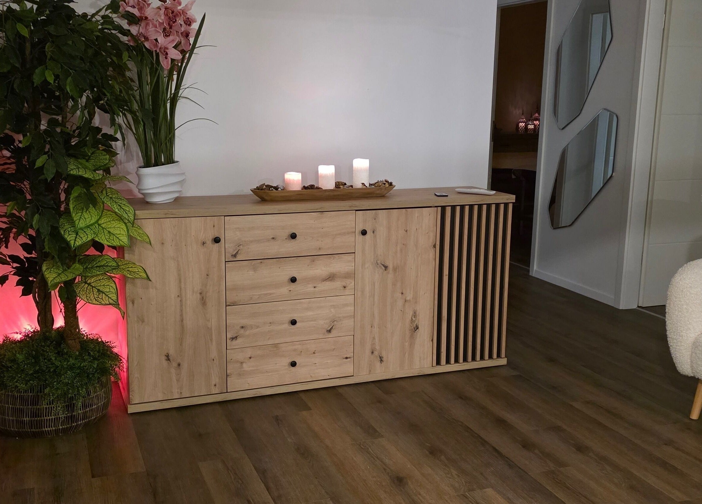 Ugodan interijer Sawasdee Thai Massage Labin, Istarska Županija, HR, s ukrasnim biljkama i svijećama.