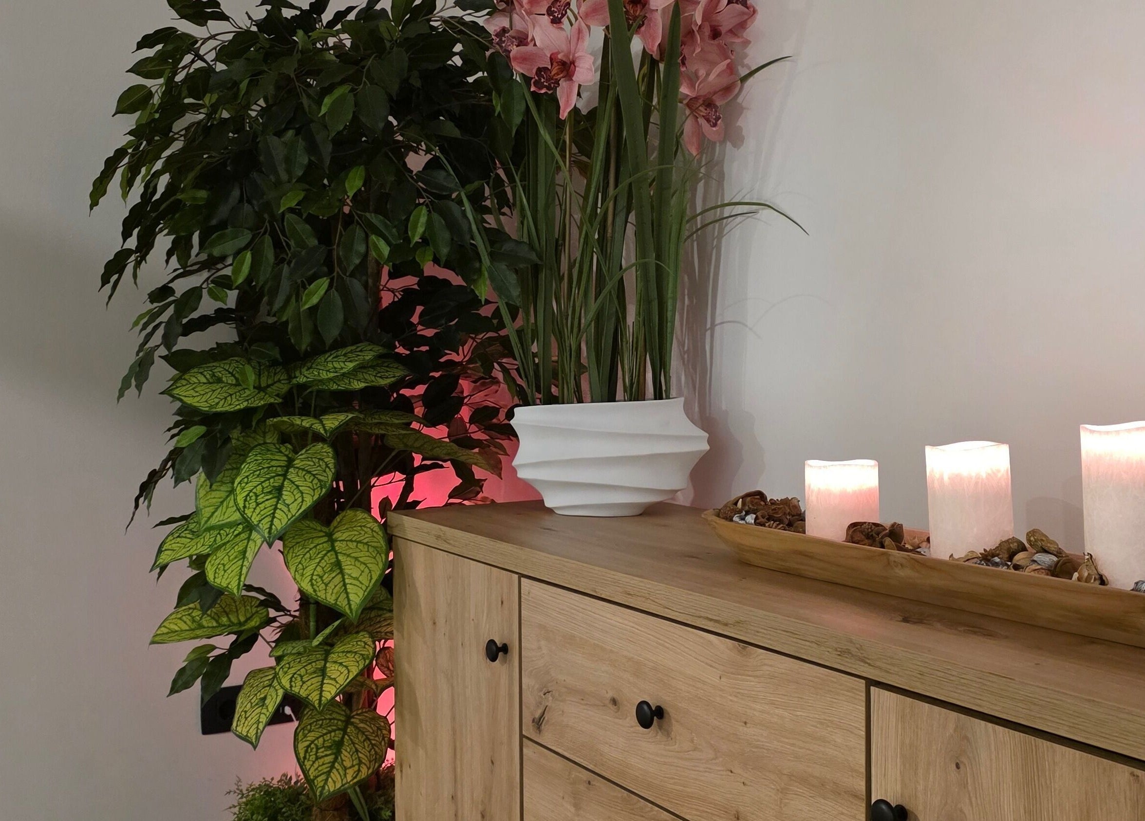 Elegant aranžman biljaka i svijeća u Sawasdee Thai Massage Labin, Labin, Istarska Županija, HR.