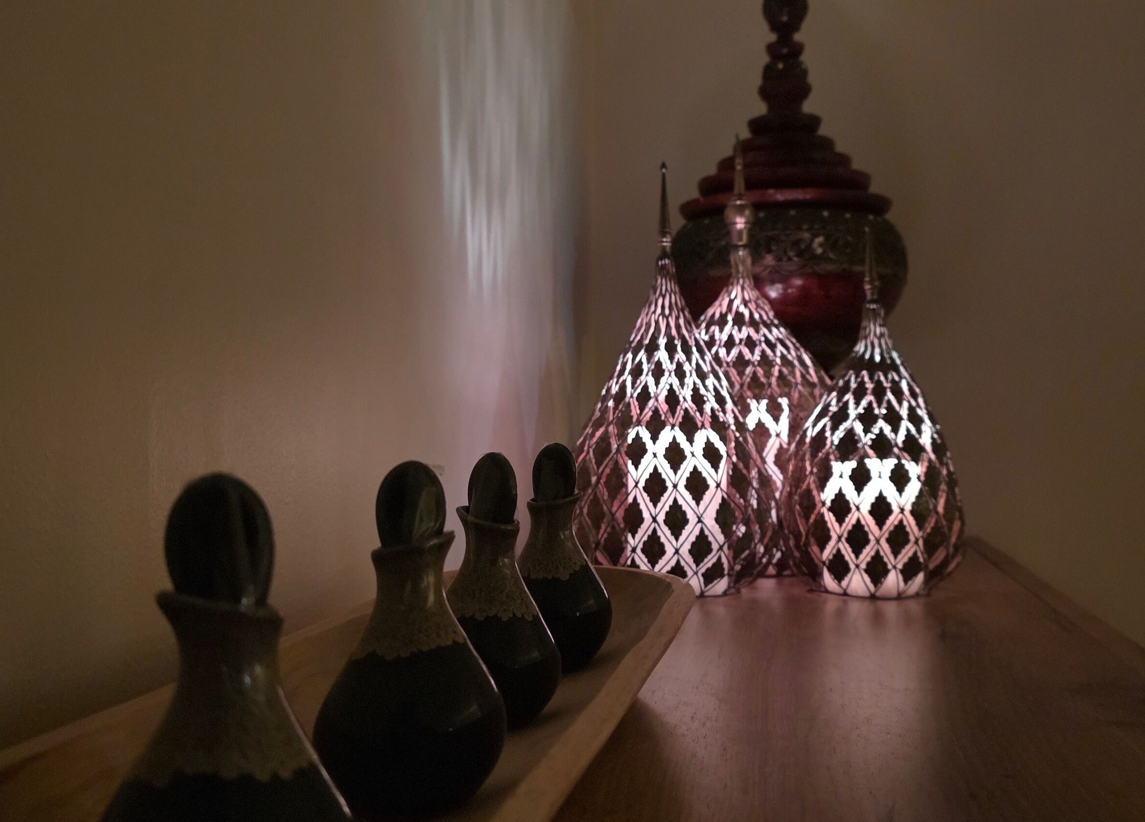 Ambijentalna rasvjeta u Sawasdee thai massage Labin, Istarska Županija, HR s aromatičnim posudama.
